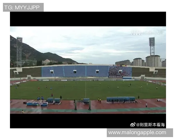 球场默哀致敬足球传奇人物永载史册的光辉足迹